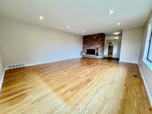 Building Photo - Large Mid-Century Home in Magnolia! AVAILABLE 6/8/2026!