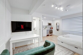 Building Photo - 1755 R. Saint-Denis