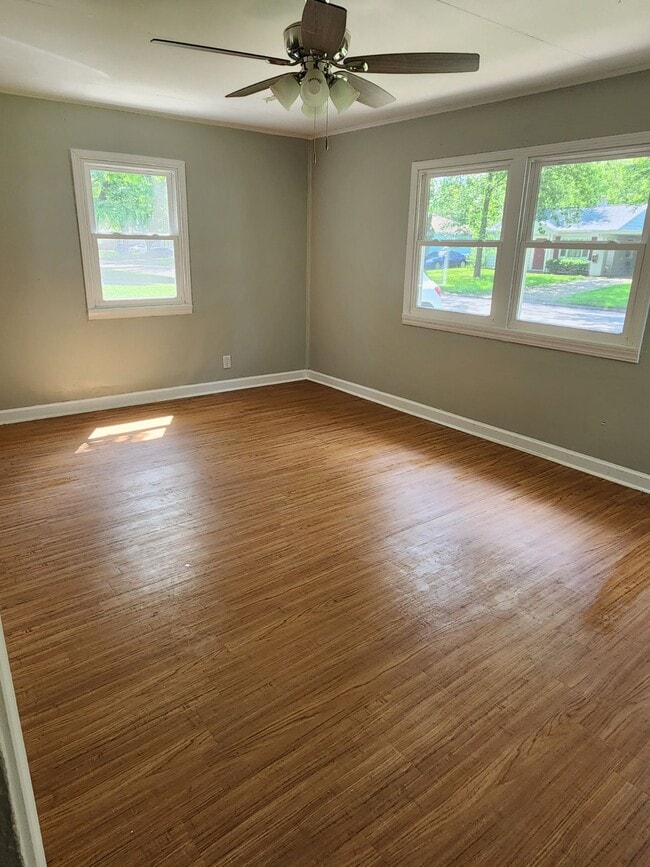 Building Photo - 1065 Eastview Dr