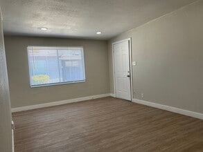 Interior Photo - 2222 W Campbell Ave