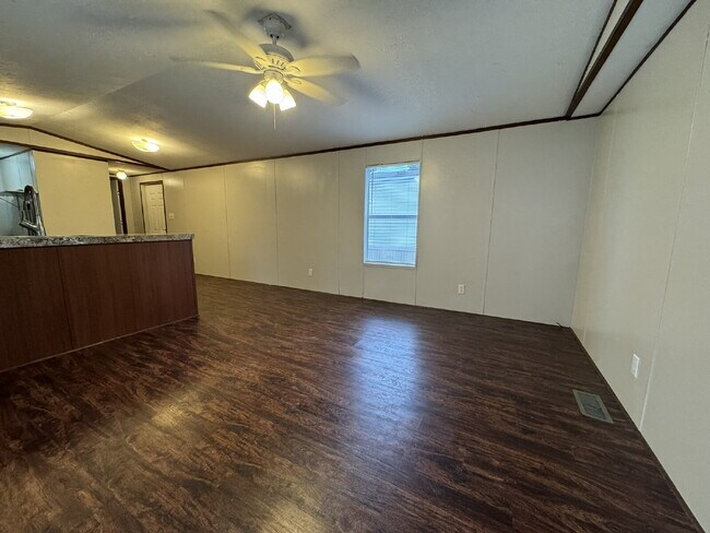 Foto del edificio - Move-in Ready! This charming 3-bedroom, 2-...