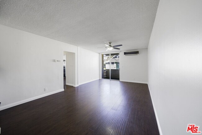 Building Photo - 425 S Kenmore Ave