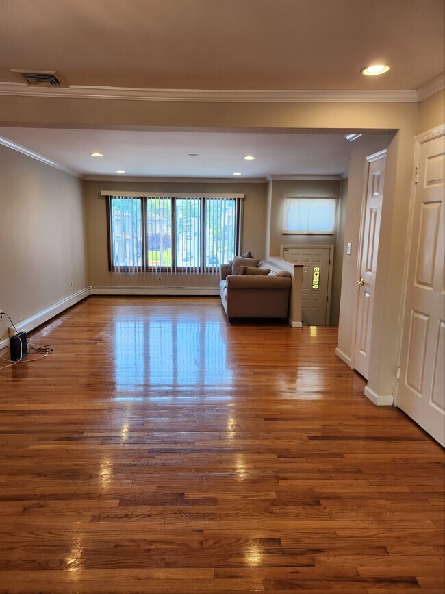 Foto del edificio - 454 Myrtle Avenue, Fort Lee, NJ 07024 - 3 ...