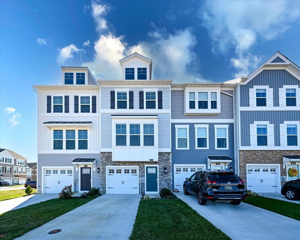 Primary Photo - Attractive Townhouse in Plantation Lakes (...