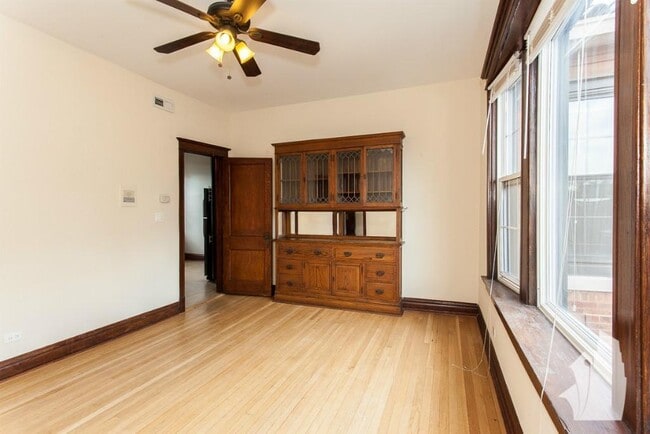 Building Photo - 1438 W Addison St