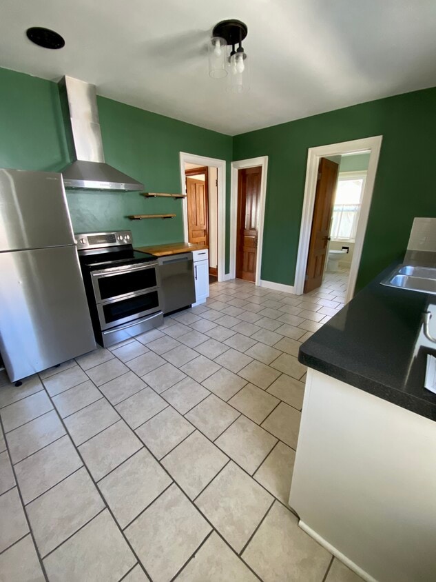 Large Kitchen - 90 N Cayuga Rd