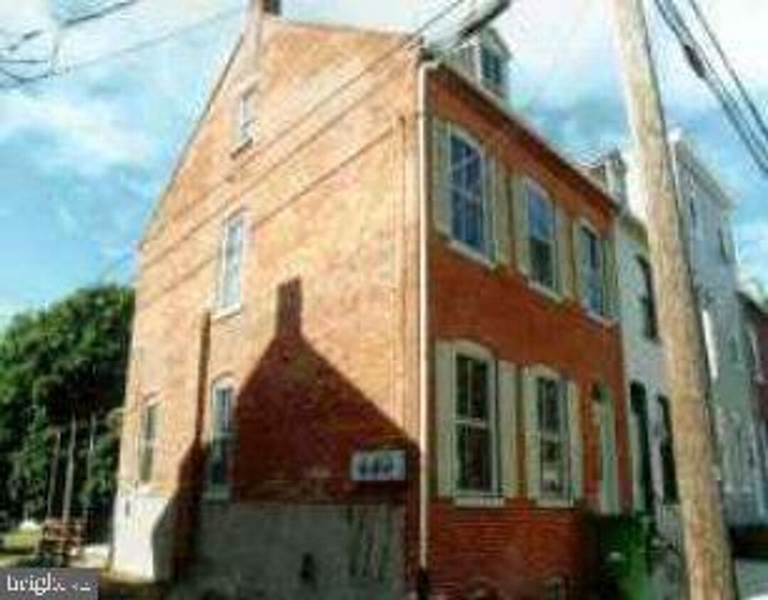 Primary Photo - 230 W James St