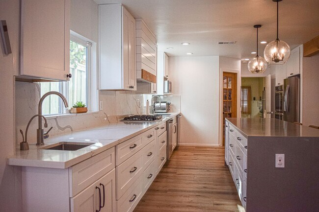 Foto del edificio - Semi furnished!