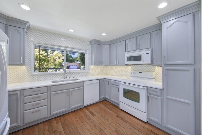 Building Photo - 3212 Woodmont Dr