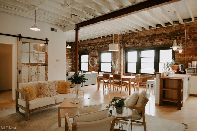 Building Photo - 1430 W 29th St