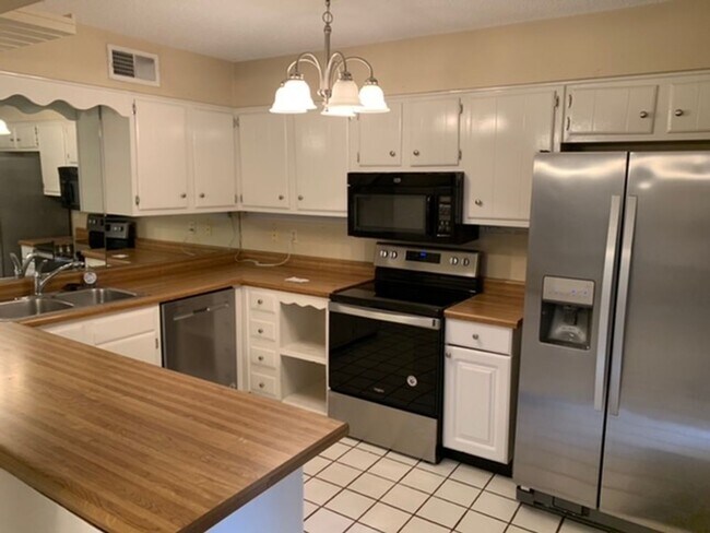 Building Photo - 2BD/1.5BA Townhouse in Germantown!