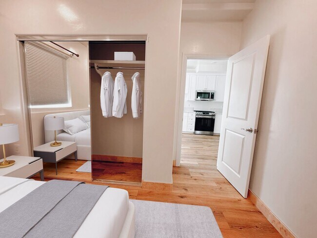 Foto del edificio - Stunning Renovated Lower Level  2 Bed / 1 Bath - 1.5 Miles to Beach