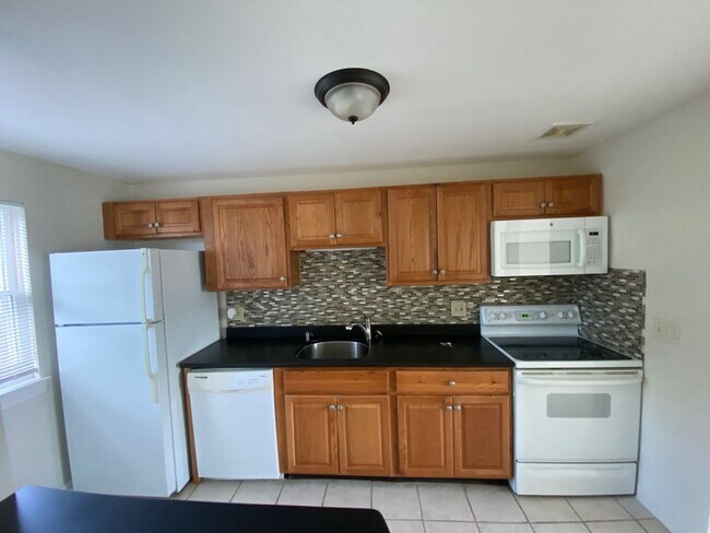 Building Photo - 2 Bedroom Apartment for Rent in Rochester, NH!