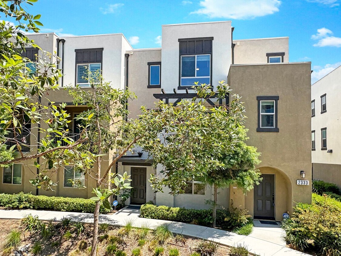 Foto principal - Beautiful 4B/3BA Vista Home w/ Pool & Mode...