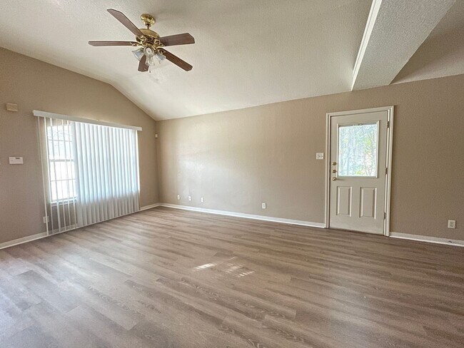 Foto del edificio - 4802 John David Dr