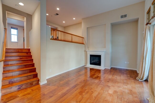 Foto del edificio - EXQUISITELY LOCATED TOWNHOME PRIVATE SETTING | MANY UPGRADES