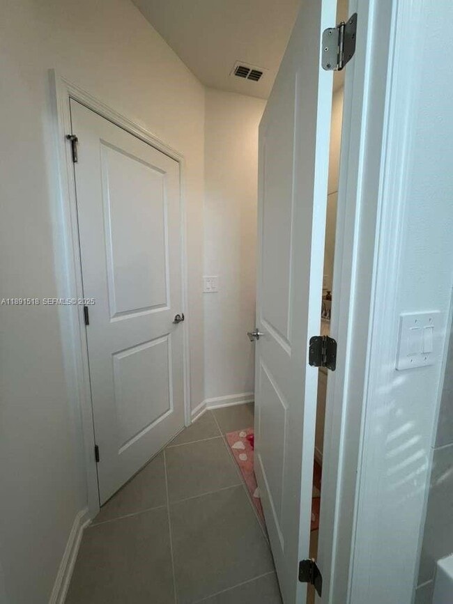 Foto del edificio - 5984 Zen Wy