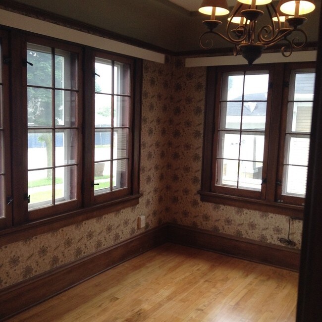 Building Photo - West Allis 3 Bedroom Single Family