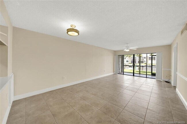 Foto del edificio - 1950 SW Palm City Rd