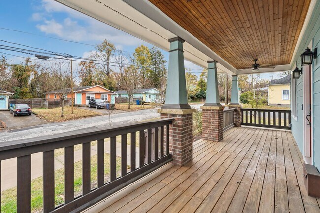Foto del edificio - AVAILABLE NOW!!  Stunning 4 Bedroom & 3.5 ...