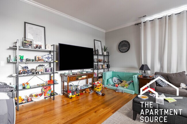 Building Photo - 520 N Western Ave