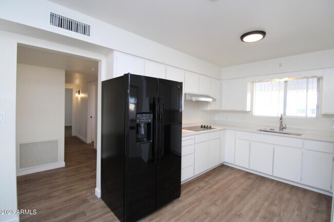 Foto del edificio - 6239 E Butte St
