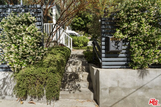 Foto del edificio - 4031 Camero Ave