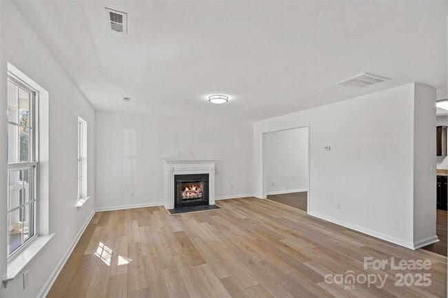 Foto del edificio - 5628 Henderson Oaks Dr