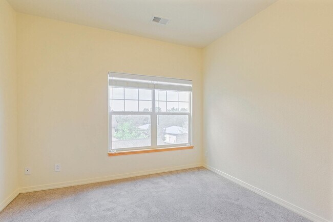 Foto del edificio - 5220 Boardwalk Dr