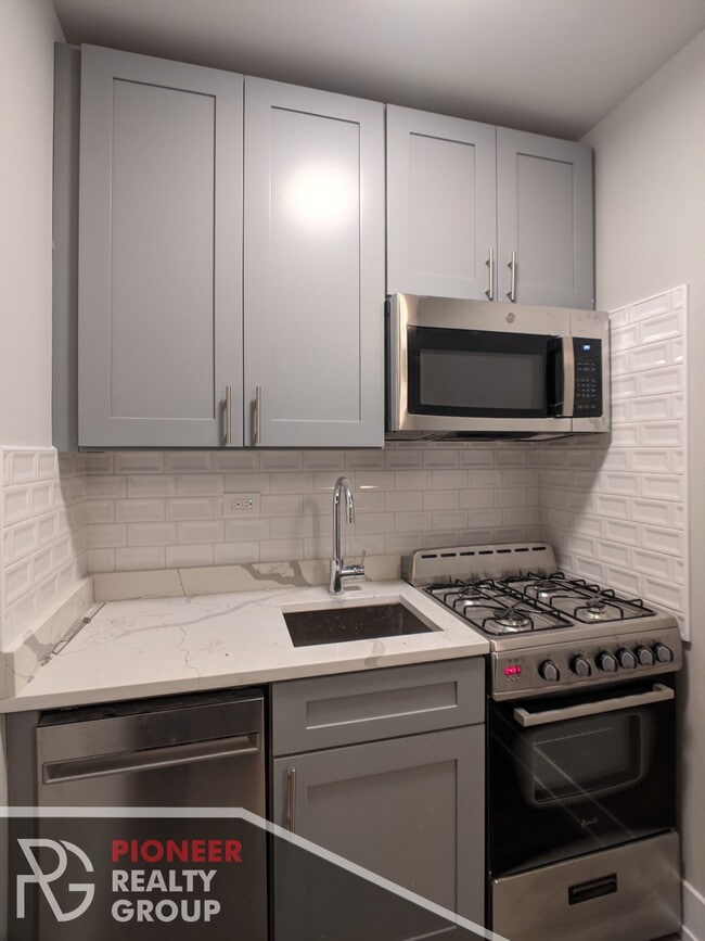 Building Photo - 515 W Belmont Ave