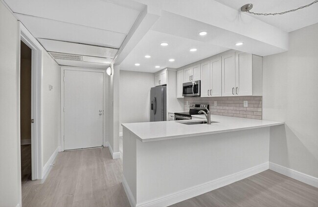 Building Photo - 4 Royal Palm Way