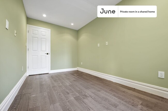 Foto del edificio - Private bedroom in 3 bed/1 bath Home