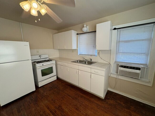 Foto del edificio - 2 bed 1 bath upstairs garage apartment, you pay only electric, private entrance and parking !