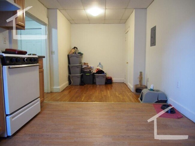 Foto del edificio - NO FEE Split Style 2 bed $1075 Each Close ...
