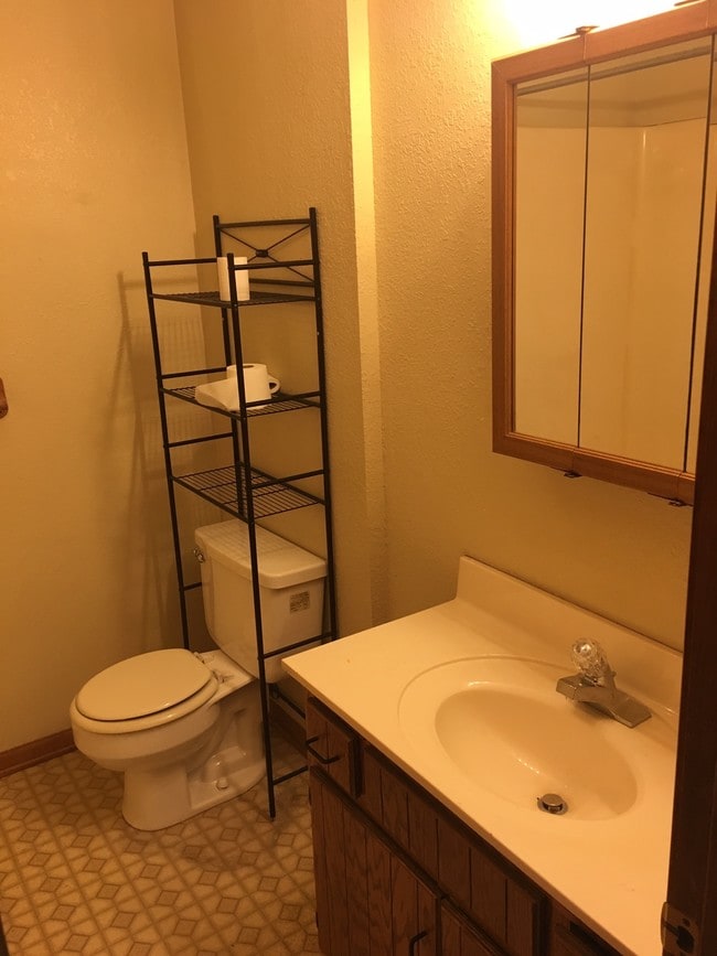 Bathroom - 513 Cantebury Dr