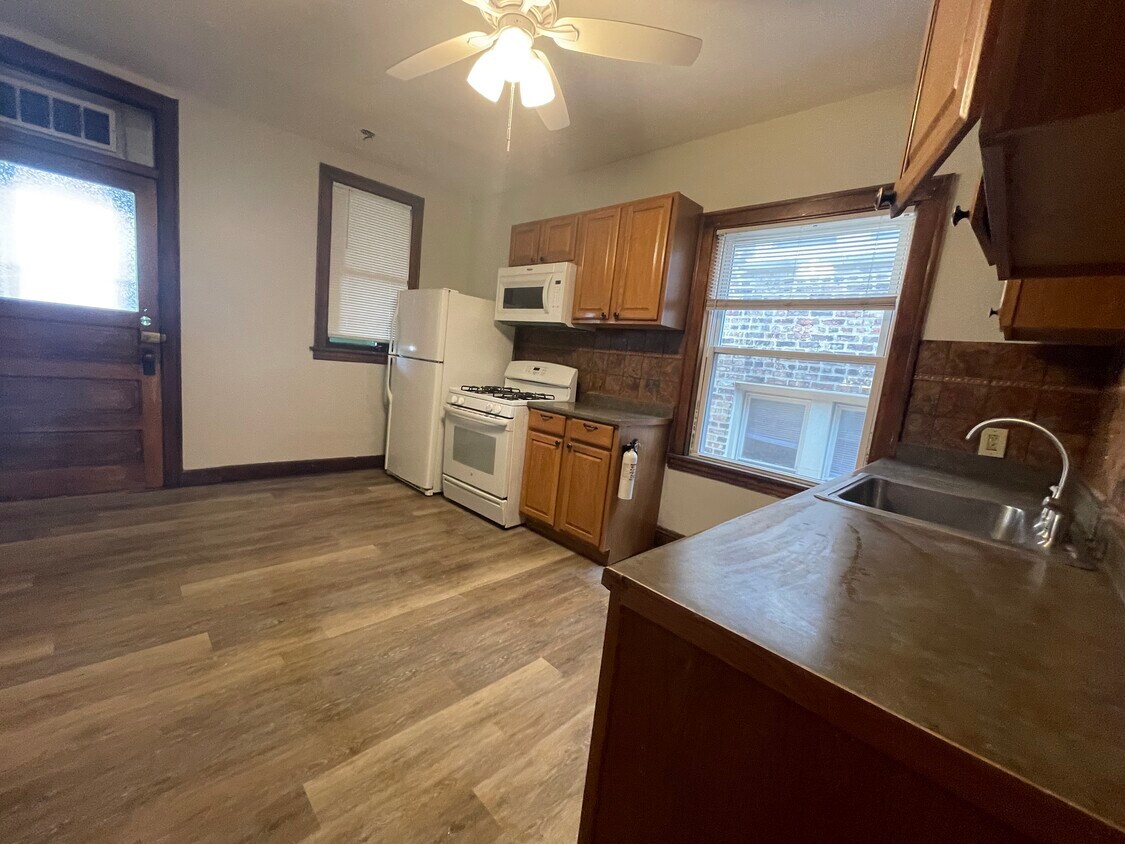 Foto principal - 3538 W Belmont Ave