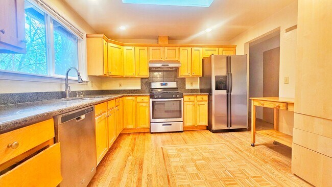Foto del edificio - Charming 4 Bed 2 Bath Home in Wedgewood