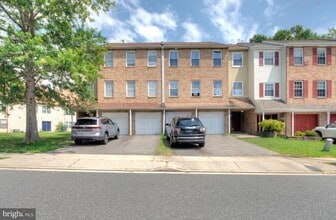 Building Photo - 100 Chaucer Rd