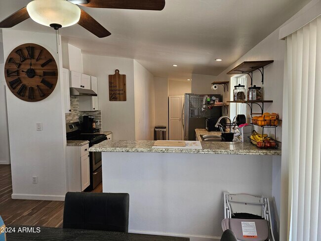 Building Photo - 1042 W Ocotilla St
