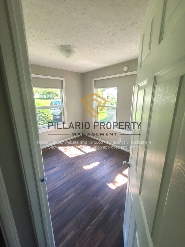 Photo - Updated 2 Bedroom 1 Bathroom near Forest M... House