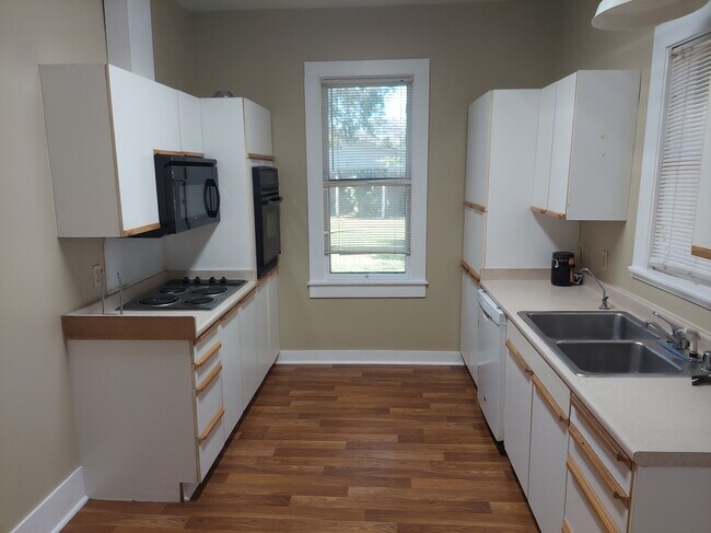 Nice Kitchen - 402 W Alabama St