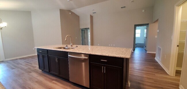 Foto del edificio - 4-Bedroom, 2-Bathroom in Winter Haven