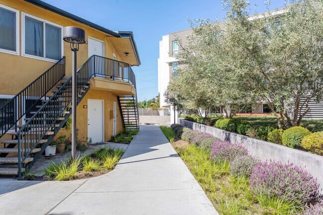 Foto del edificio - 8815 Belford Ave