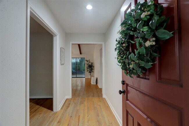 Building Photo - 9643 Railton St