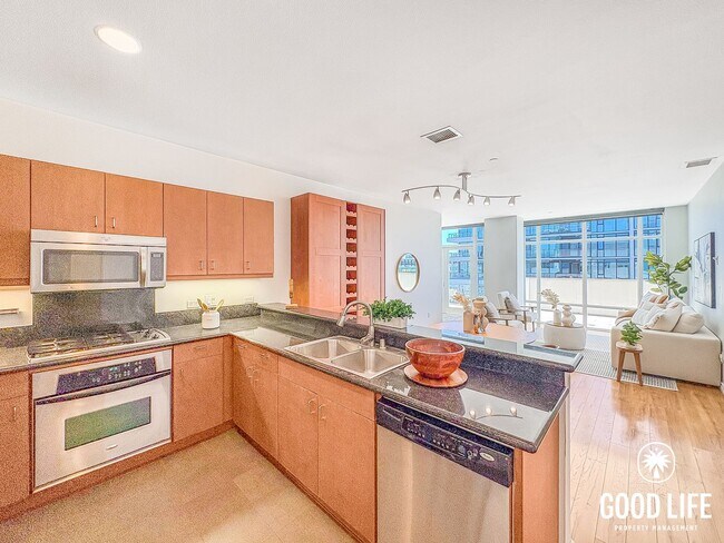Foto del edificio - Luminous 2BD/2BA Apartment in East Village with Reserved Parking, City Views & Rooftop Amenities