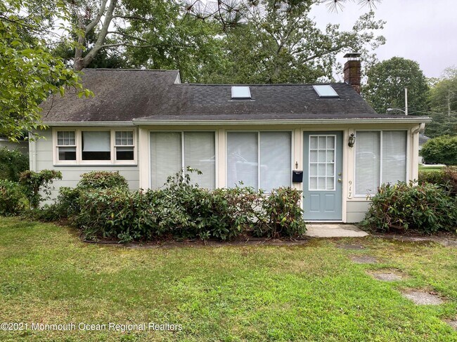 Building Photo - 917 4th Ave