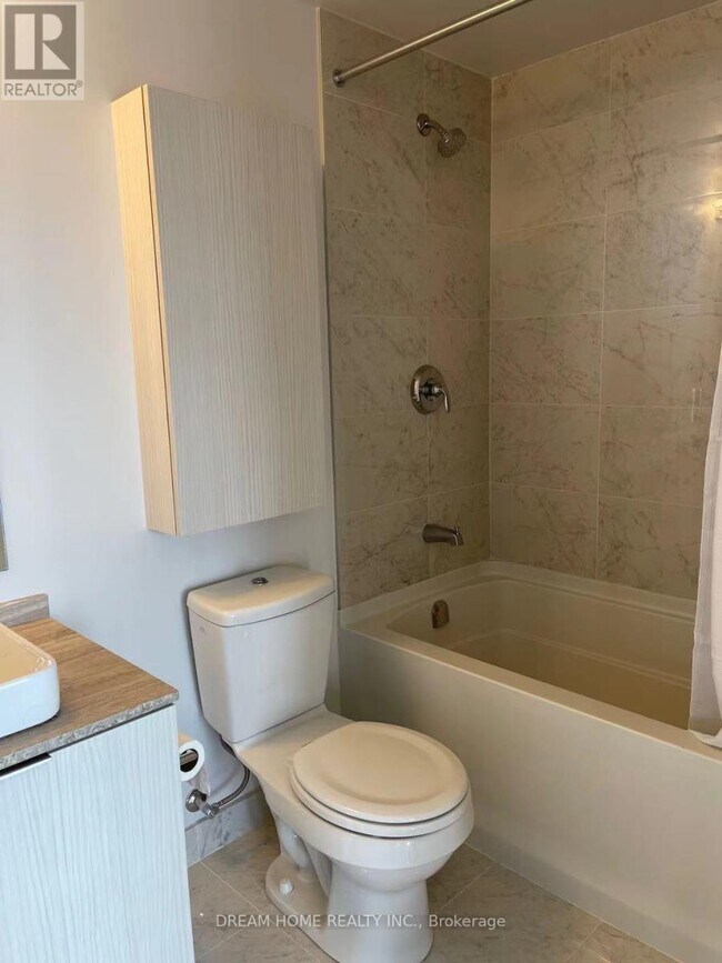 Photo du bâtiment - 11 Wellesley St W