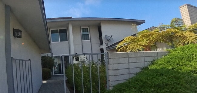 Building Photo - "Charming 2-Bed Oasis in Ventura – Cozy 90...