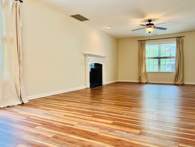 Building Photo - Sellhorn Heights Beauty, 4BR/2.5BA, Fenced...