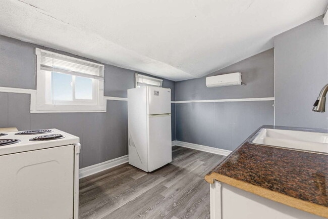 Foto del edificio - 1 Bed 1 Bath with TWO Bonus Rooms in Delmar Parkway!